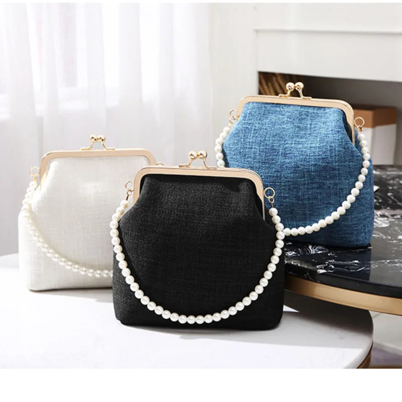 Bolsa Pequena em Formato de Concha com Alça de Pérolas