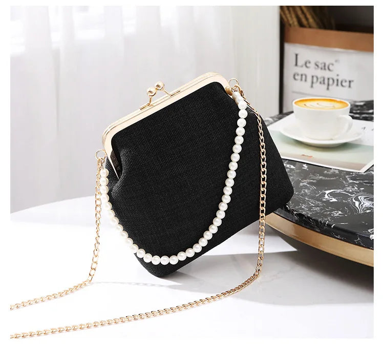 Bolsa Pequena em Formato de Concha com Alça de Pérolas