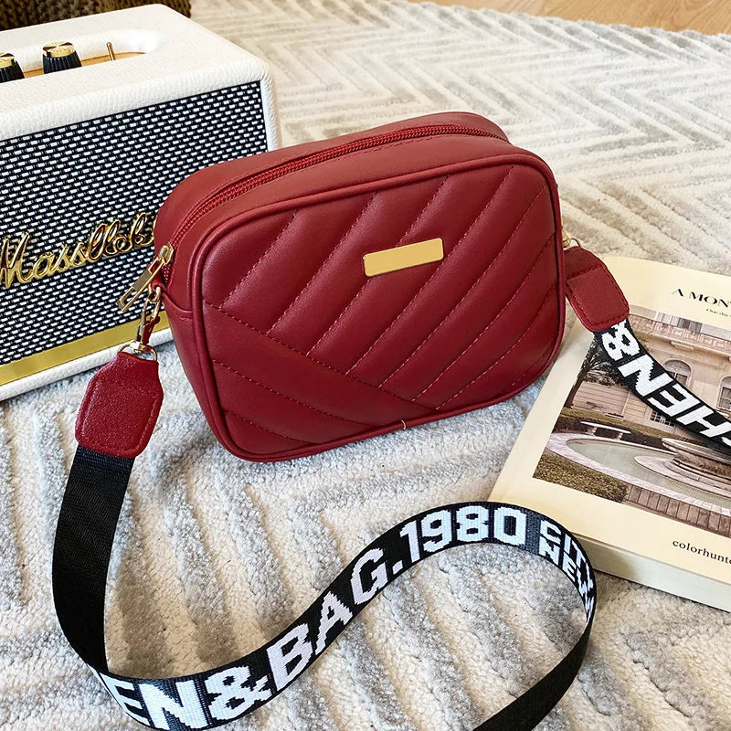 Bolsa Feminina Transversal Pequena – Couro Sintético e Acabamento Acolchoado