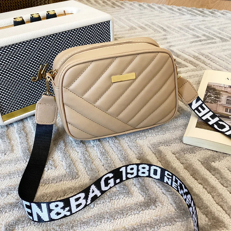 Bolsa Feminina Transversal Pequena – Couro Sintético e Acabamento Acolchoado