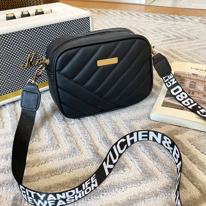 Bolsa Feminina Transversal Pequena – Couro Sintético e Acabamento Acolchoado