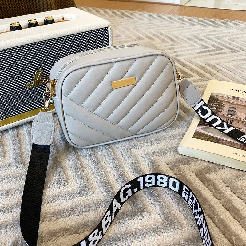 Bolsa Feminina Transversal Pequena – Couro Sintético e Acabamento Acolchoado