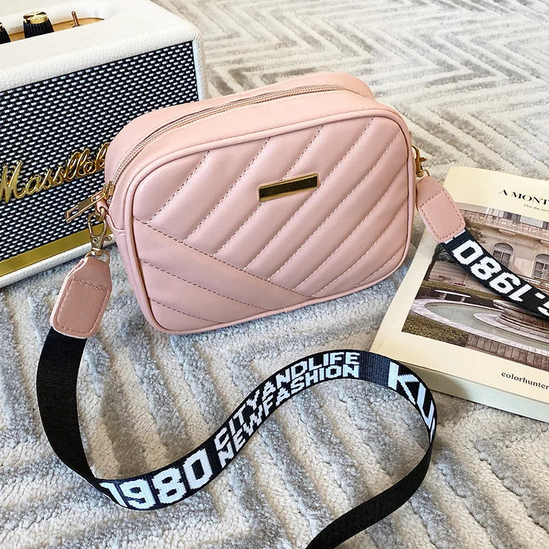 Bolsa Feminina Transversal Pequena – Couro Sintético e Acabamento Acolchoado